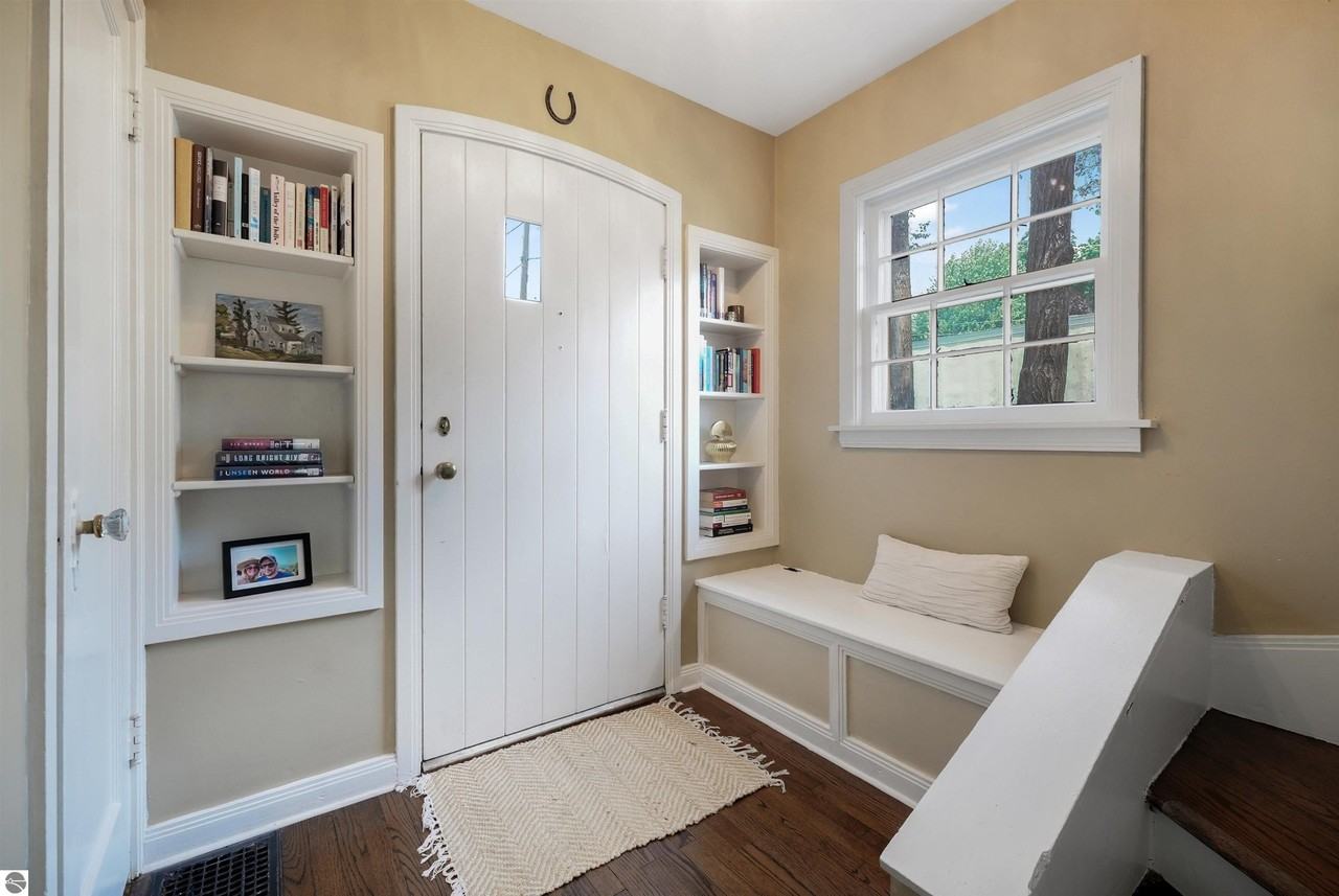 701 6th St - Photo 3 of 13
