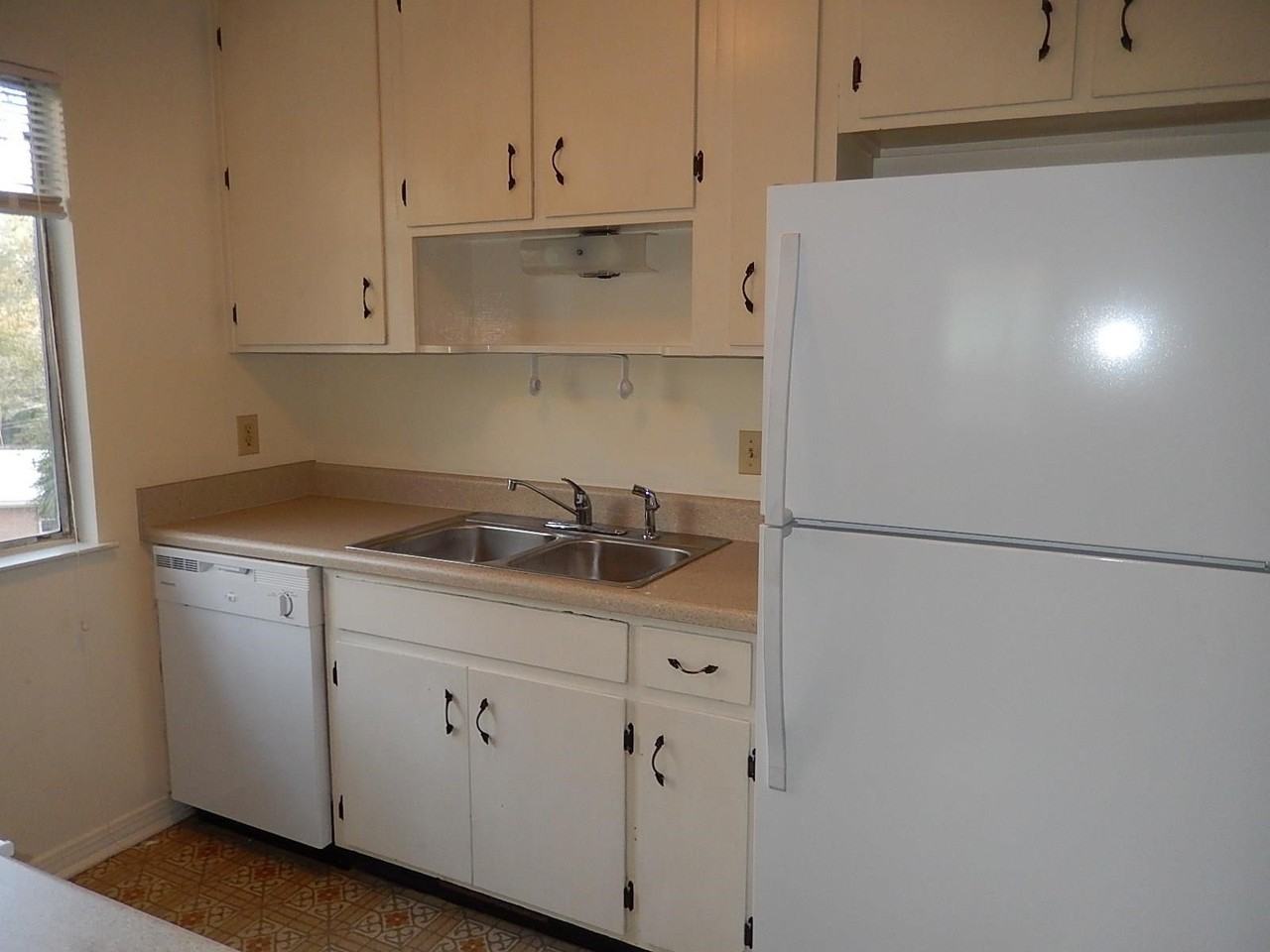 1802 Salmon Dr - Photo 4 of 24