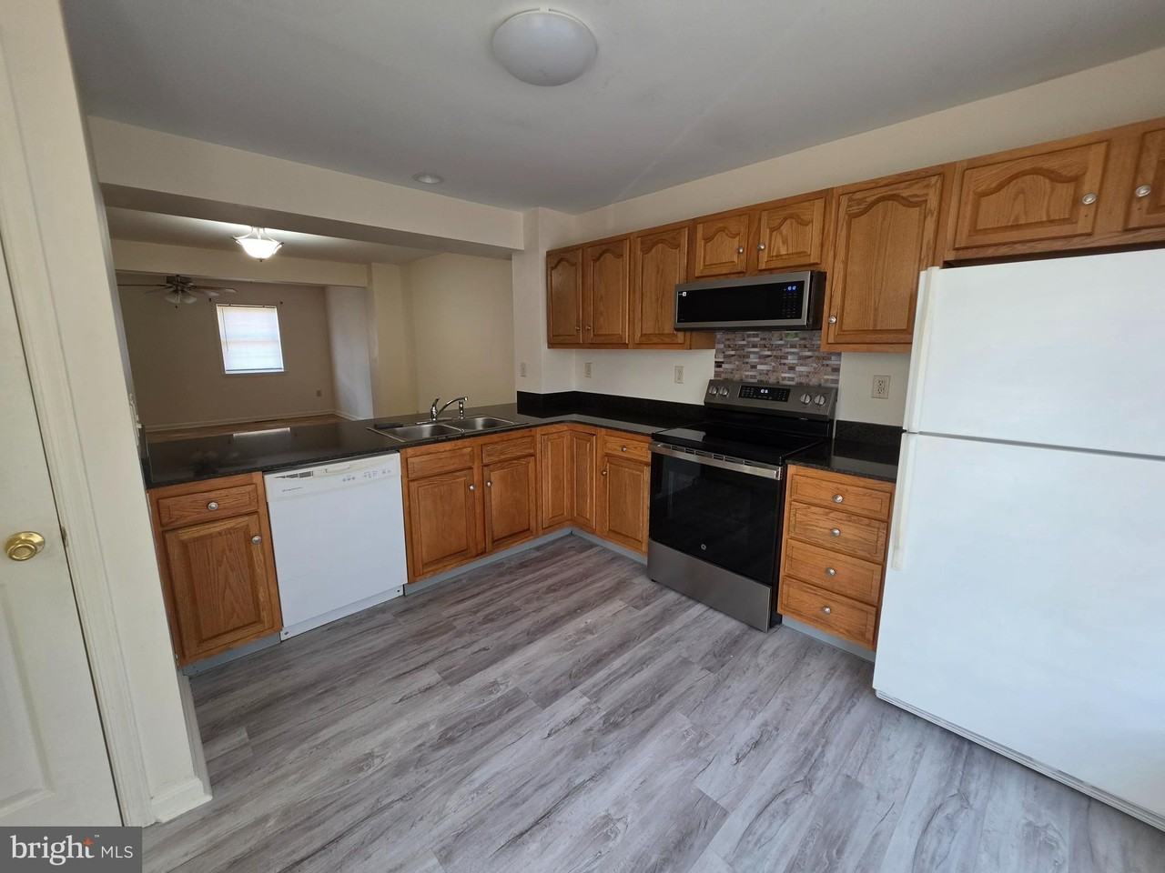 218 E N Street - Photo 3 of 39