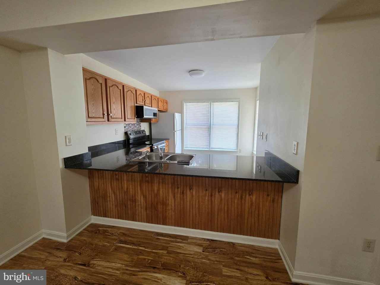 218 E N Street - Photo 4 of 39