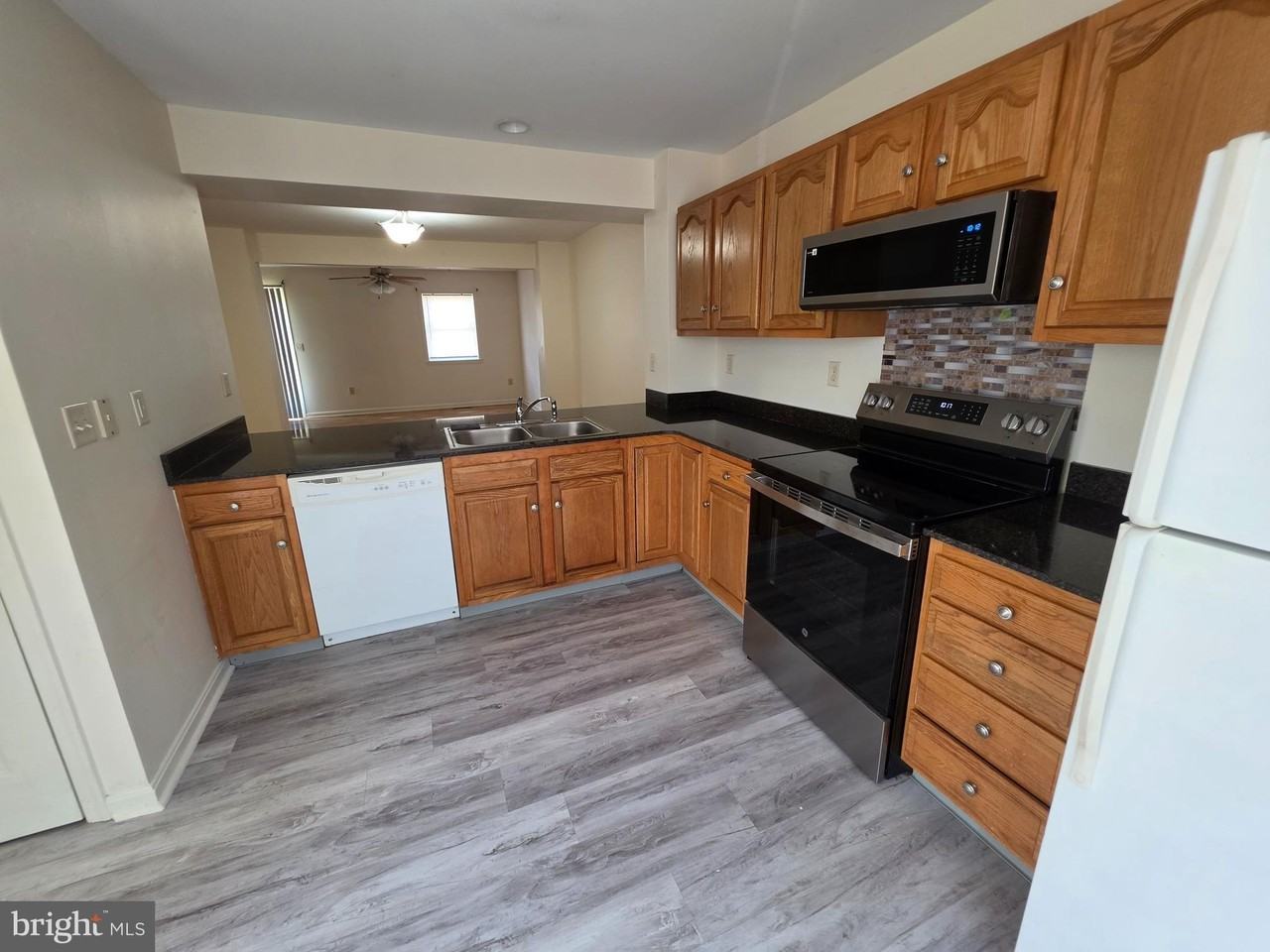 218 E N Street - Photo 5 of 39