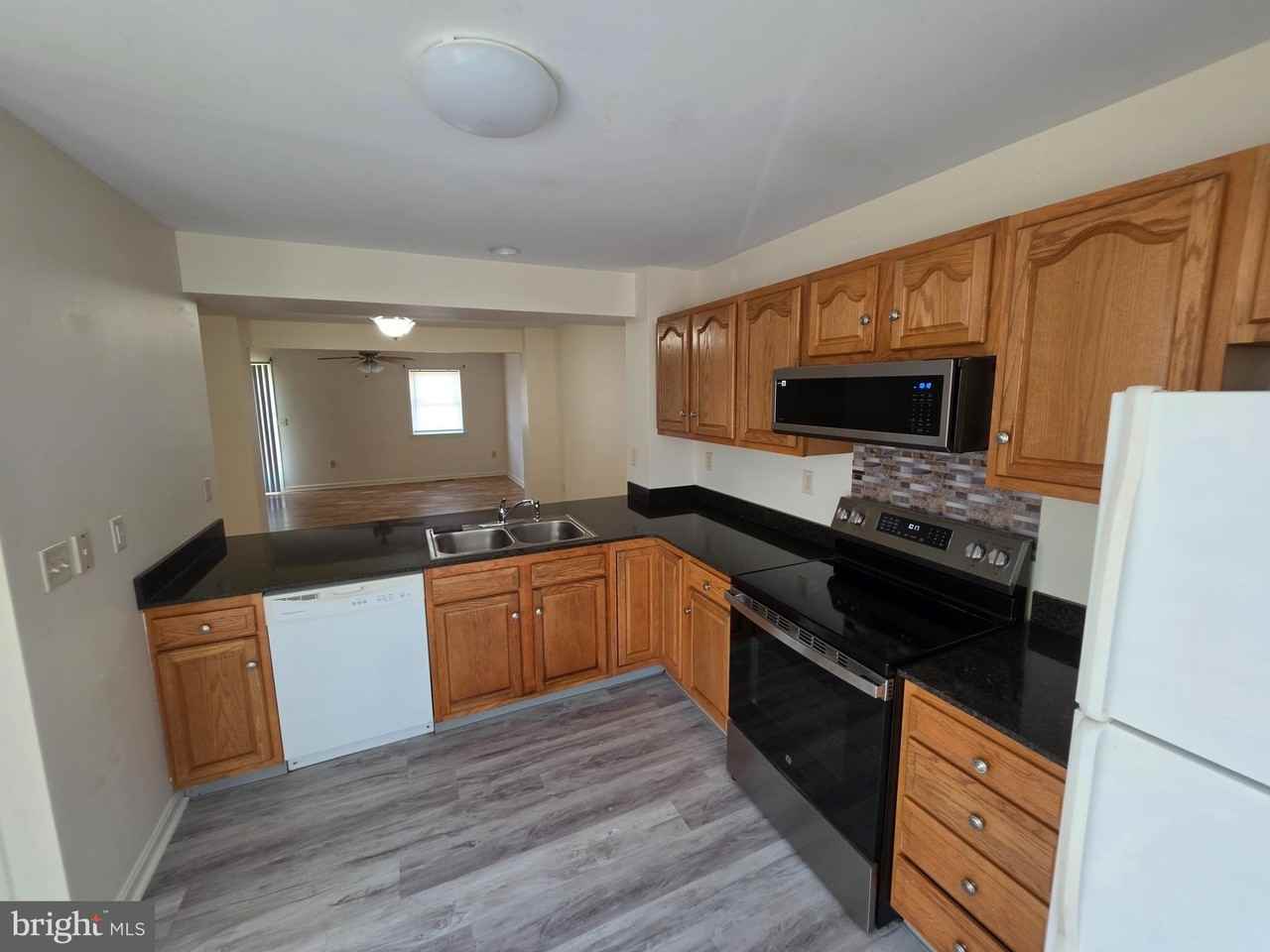218 E N Street - Photo 6 of 39