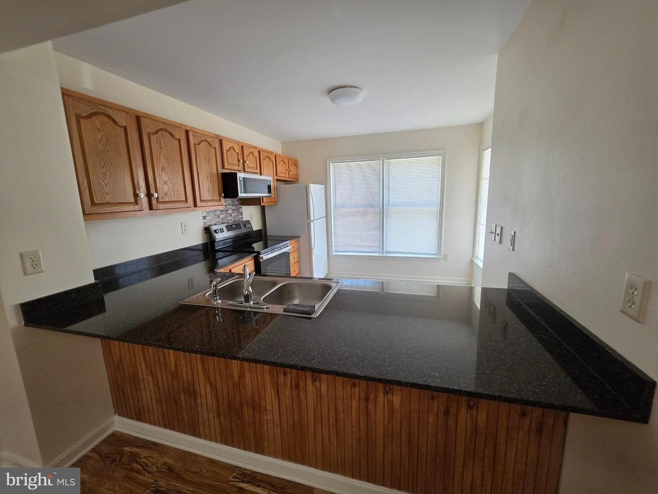 218 E N Street - Photo 7 of 39