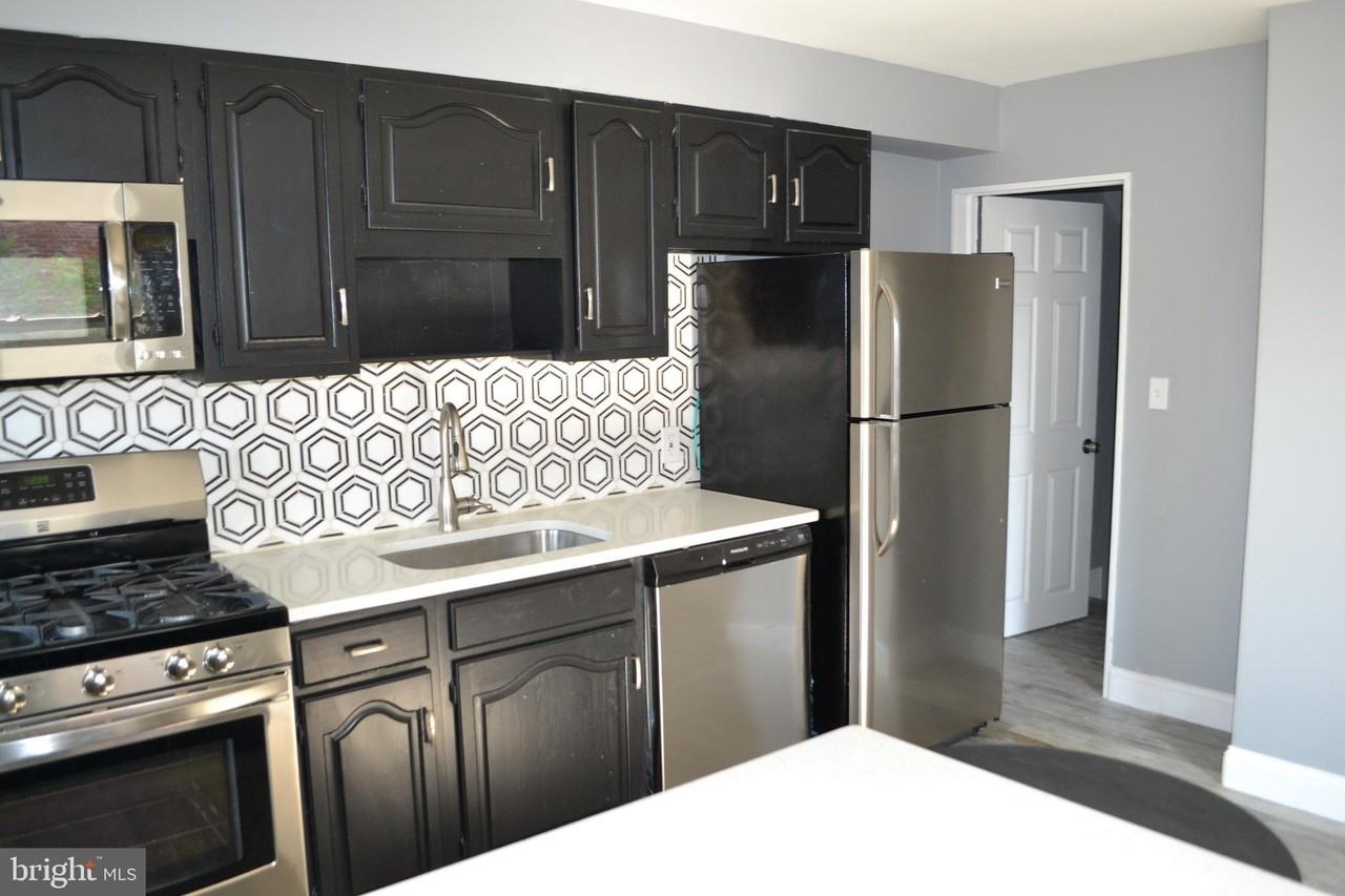 7448 Durwood Rd - Photo 3 of 26