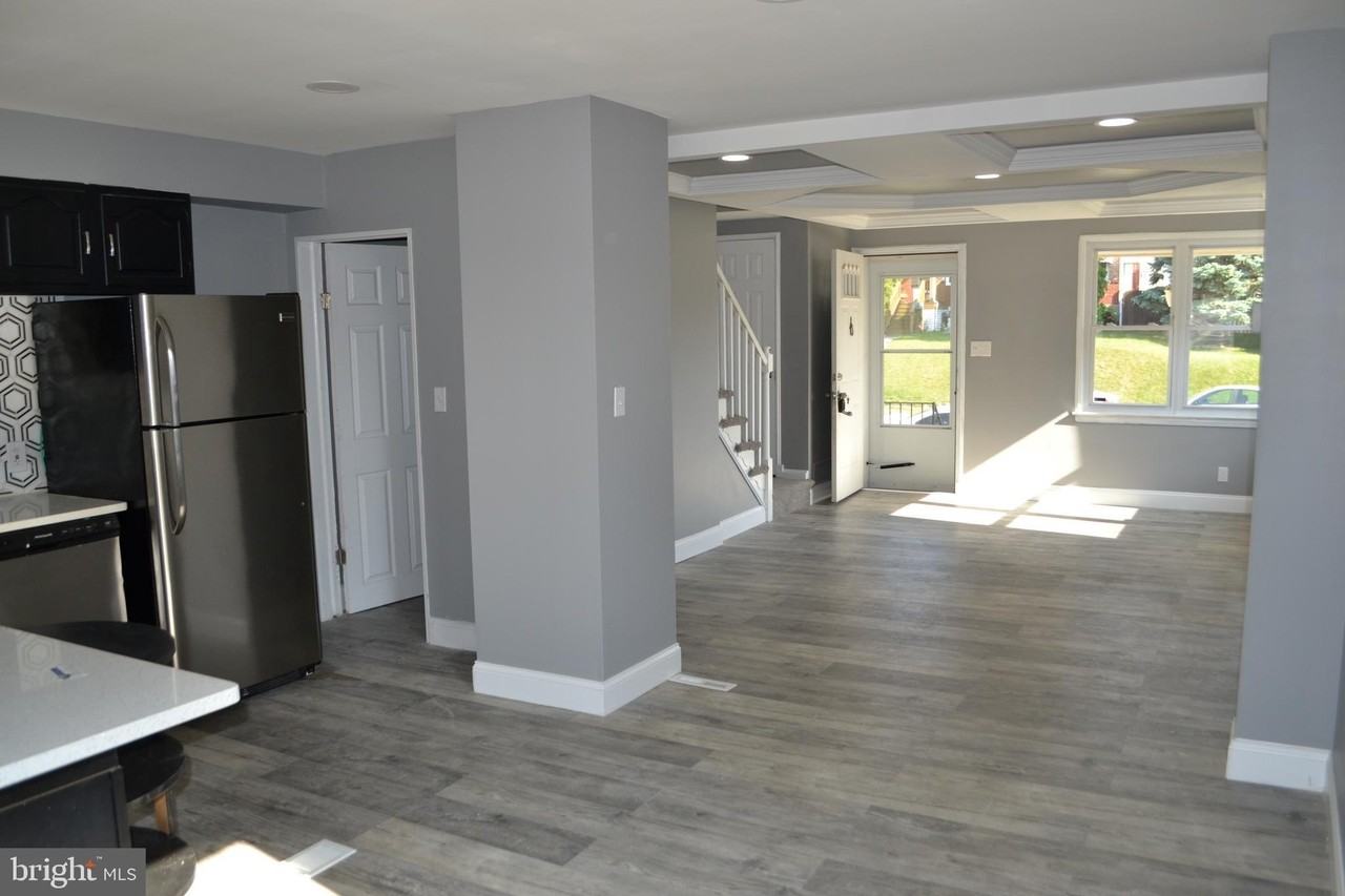 7448 Durwood Rd - Photo 4 of 26