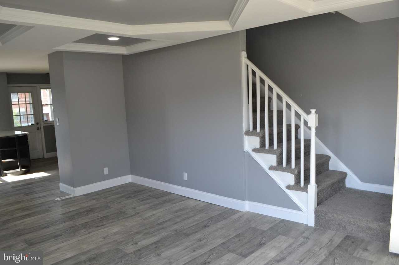 7448 Durwood Rd - Photo 5 of 26