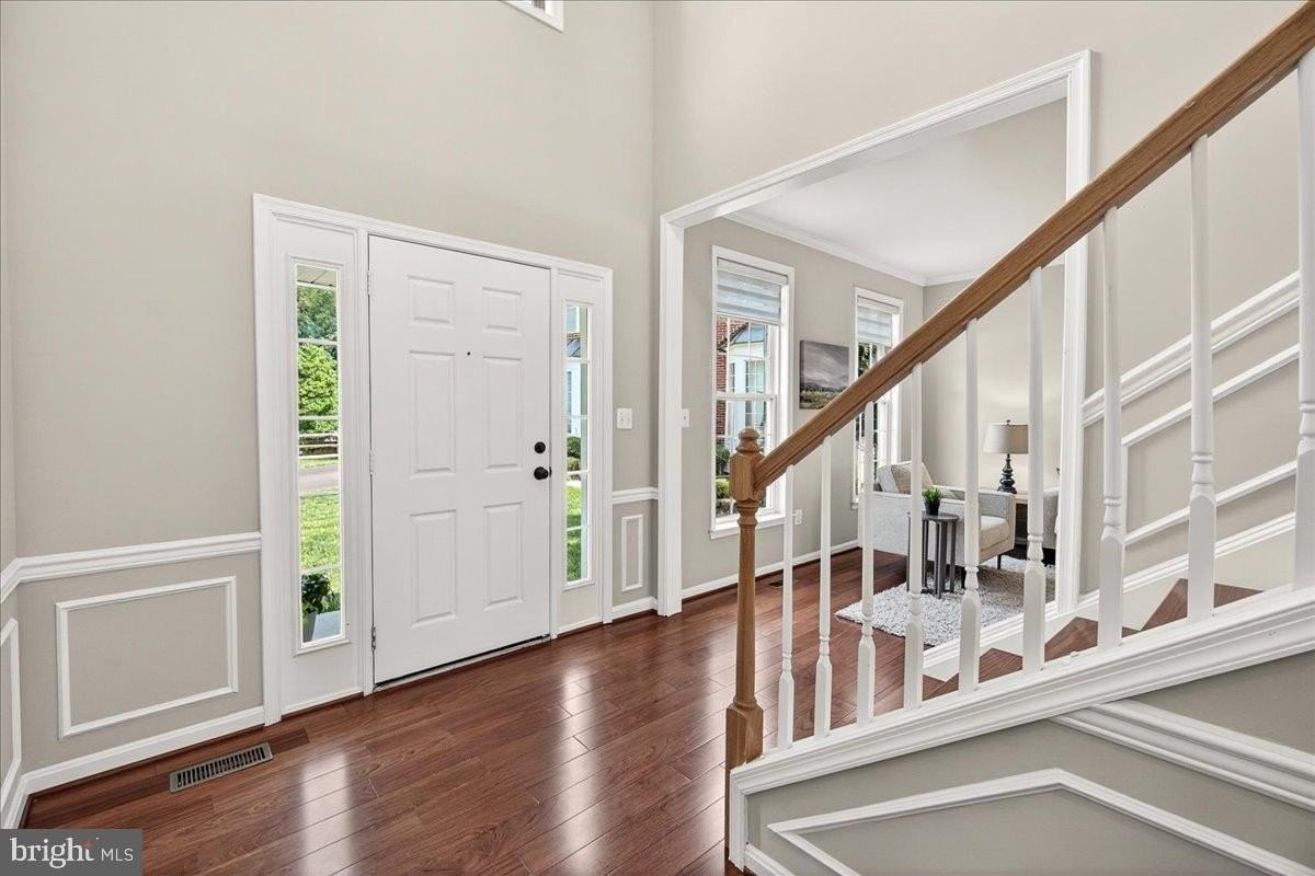 9938 Timberknoll Ln - Photo 2 of 50