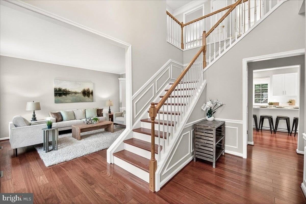 9938 Timberknoll Ln - Photo 3 of 50