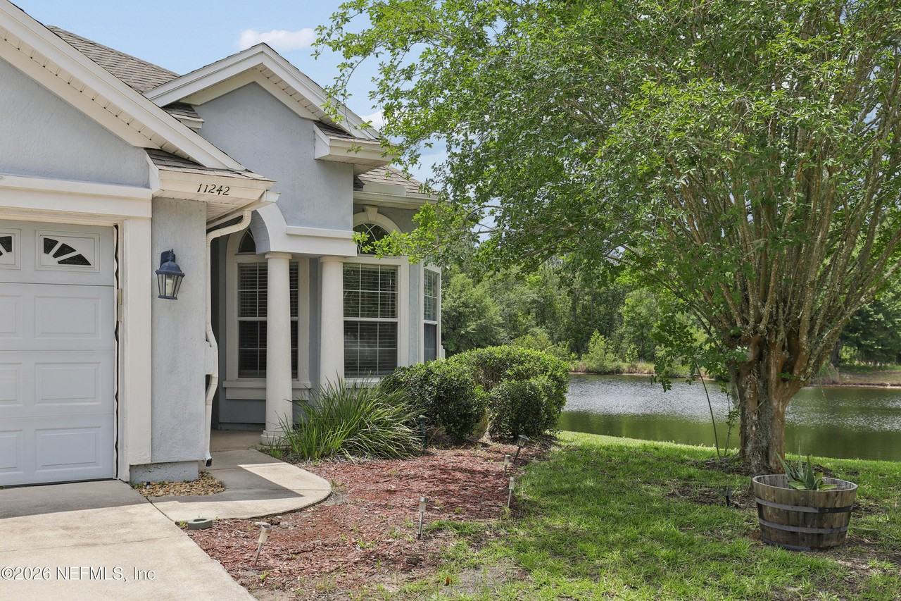 11242 Panther Creek Pkwy - Photo 2 of 35