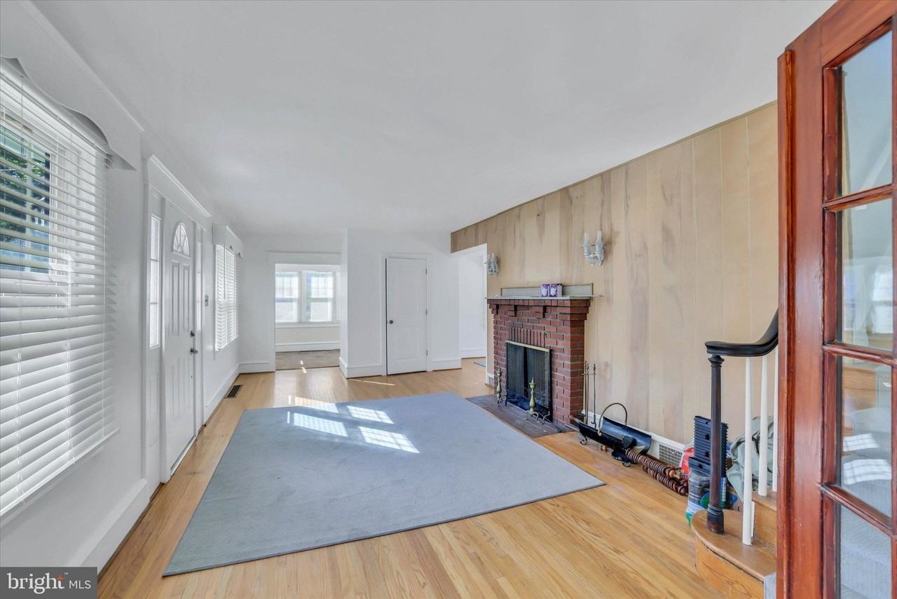 222 Berlin Rd N - Photo 4 of 42