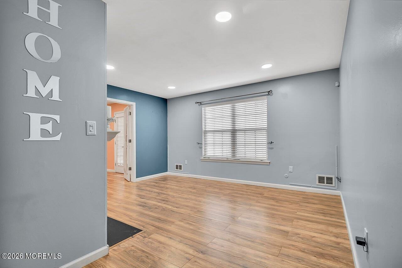 1303 Wellington Pl - Photo 3 of 21