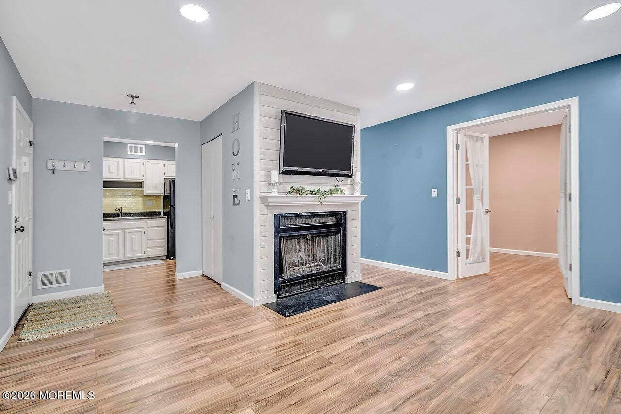 1303 Wellington Pl - Photo 4 of 21