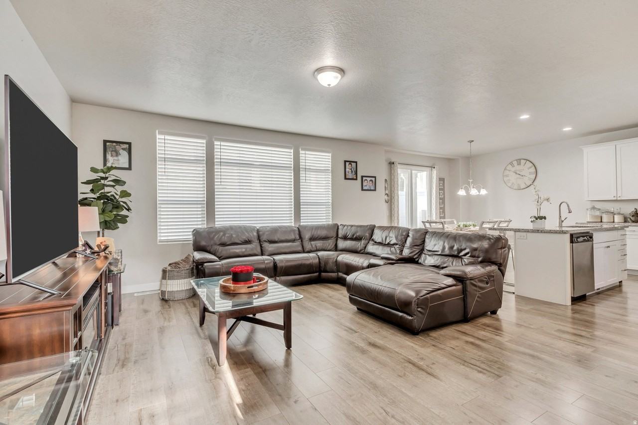 8136 S 5910 W - Photo 2 of 28