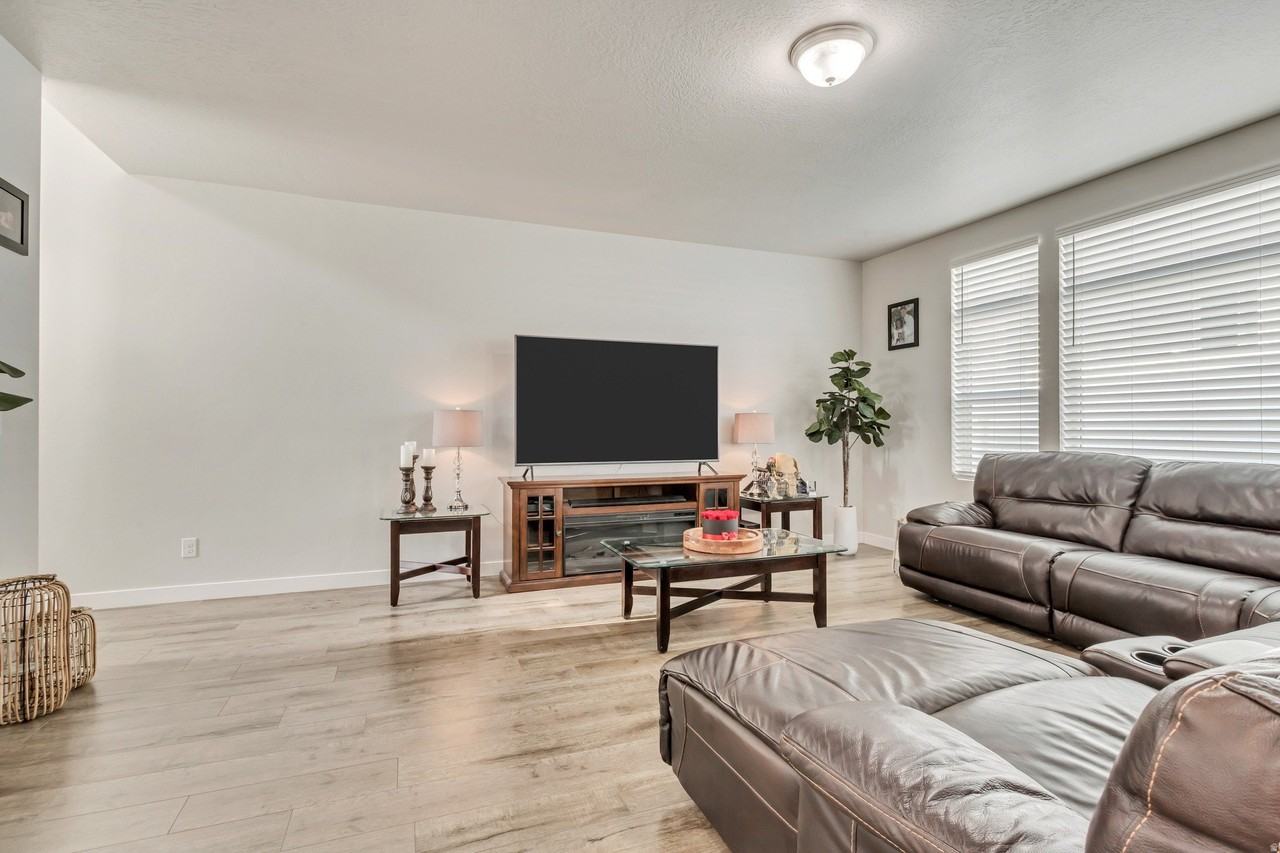 8136 S 5910 W - Photo 4 of 28