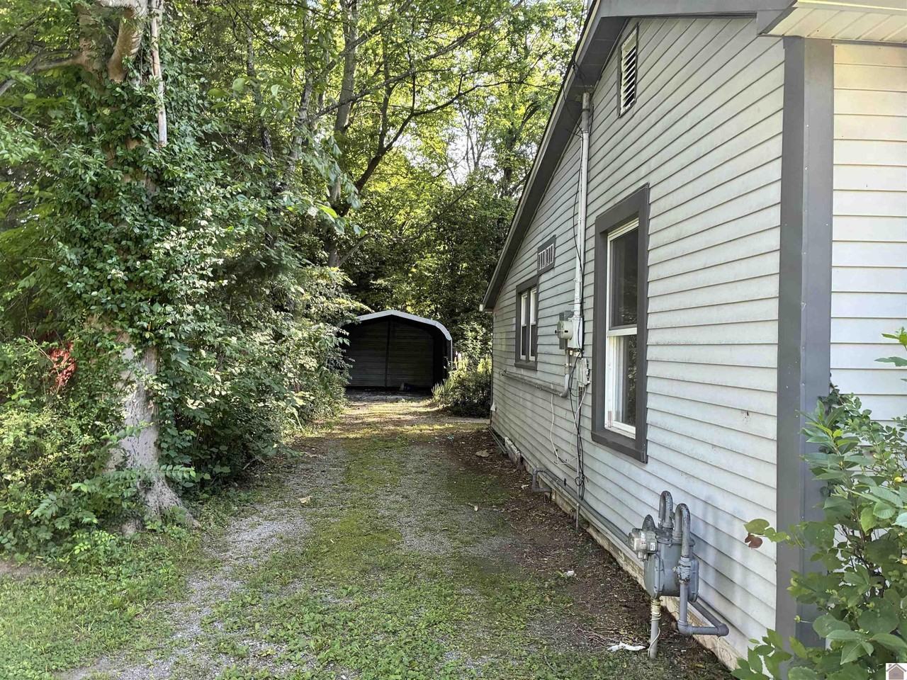 1207 Markham Ave - Photo 3 of 19