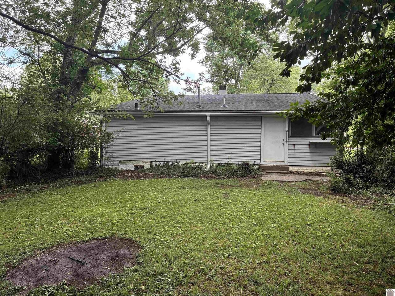 1207 Markham Ave - Photo 4 of 19