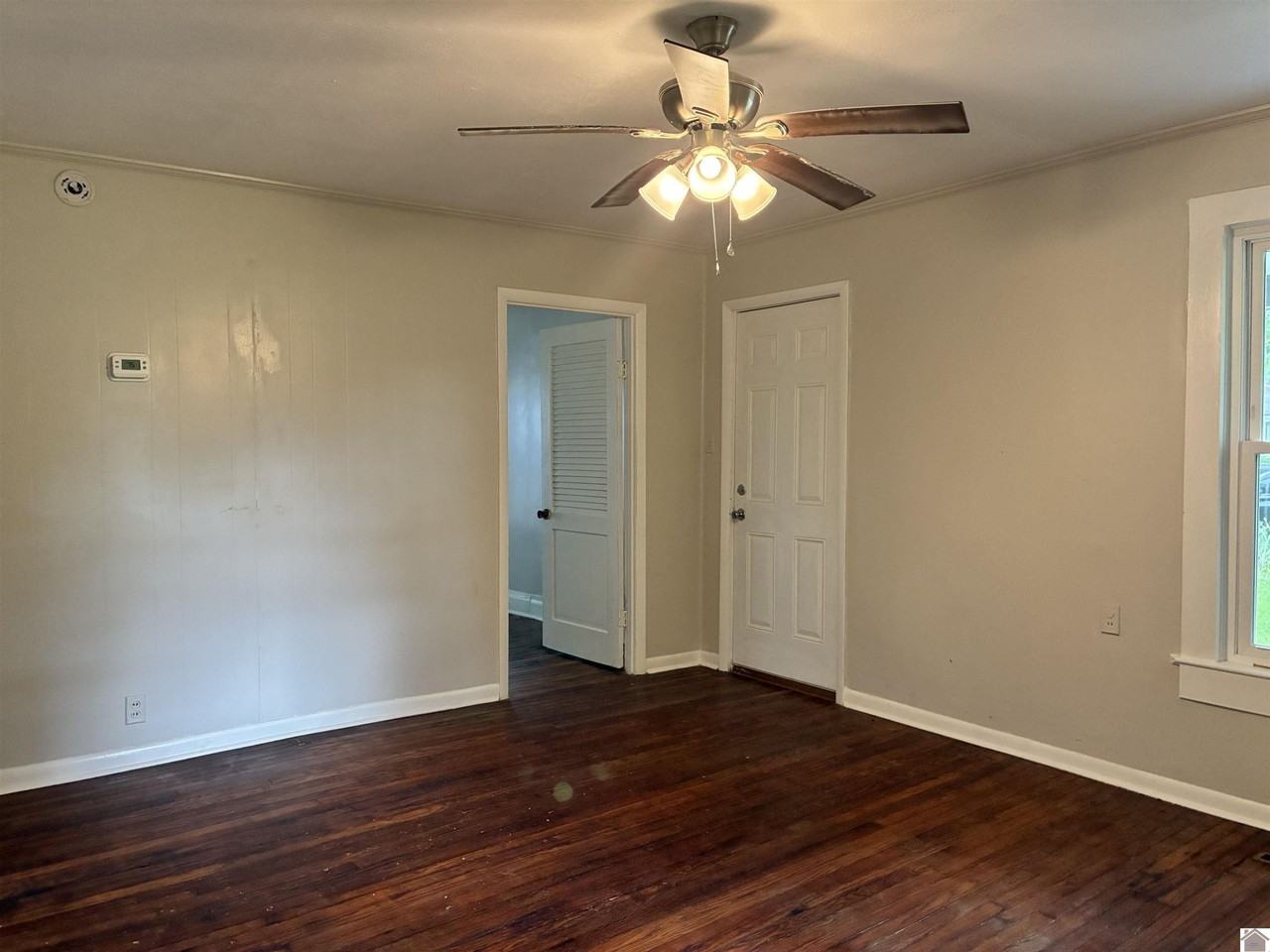 1207 Markham Ave - Photo 7 of 19