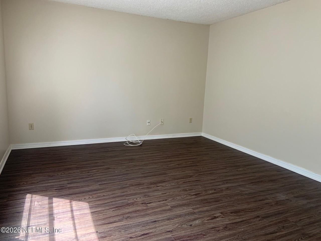 453 Bentwood Ln - Photo 3 of 14