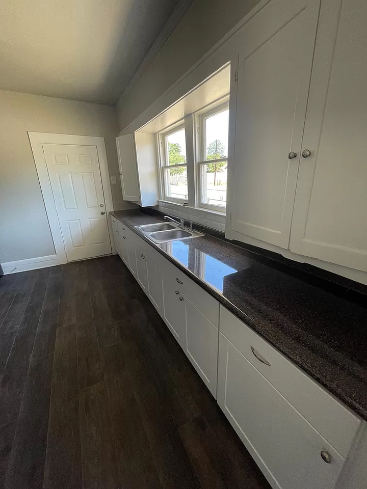 1521 Pine Ave #1 - Photo 3 of 11