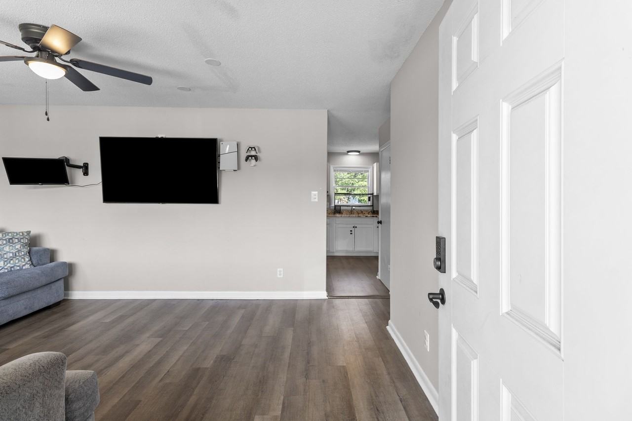 672 Walker St #AH - Photo 2 of 10