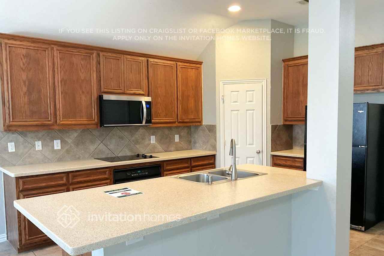 1014 Spinnaker Dr - Photo 4 of 15