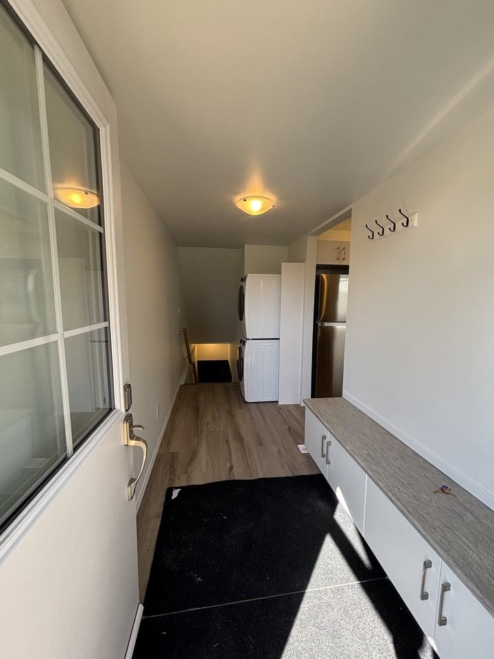 11827 47 St Nw - Photo 2 of 19