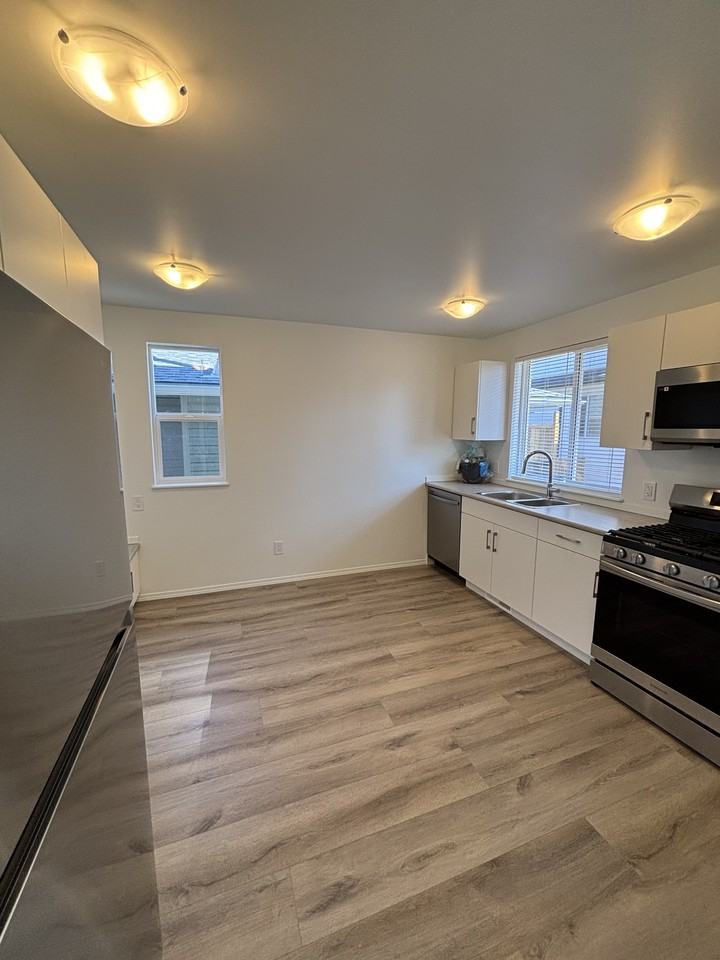 11827 47 St Nw - Photo 3 of 19