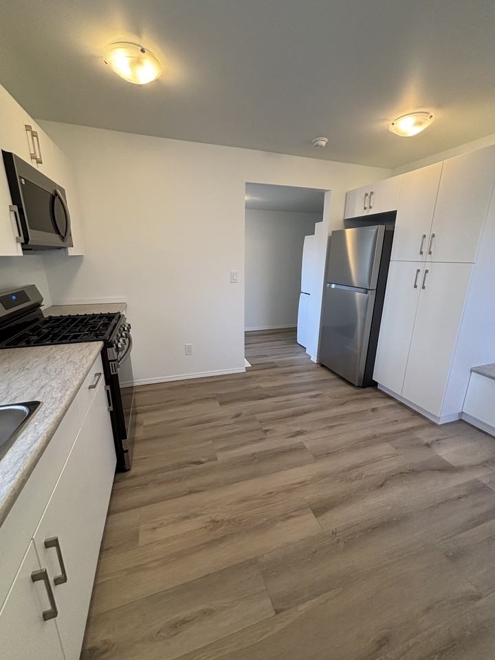 11827 47 St Nw - Photo 4 of 19