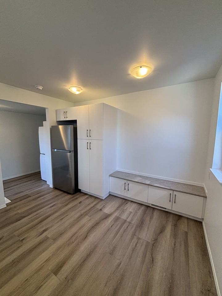 11827 47 St Nw - Photo 5 of 19