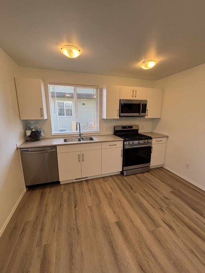 11827 47 St Nw - Photo 6 of 19