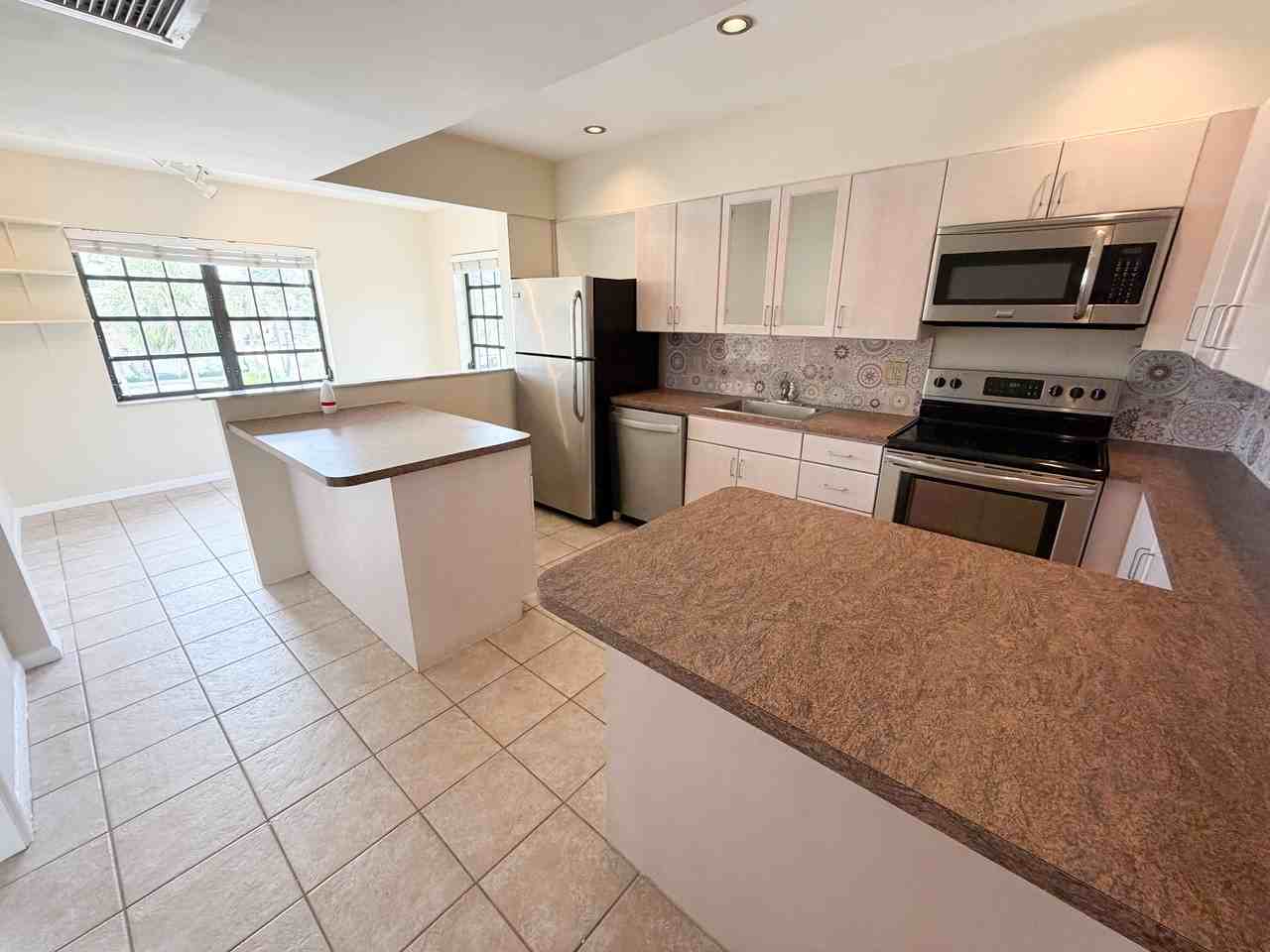 917 Northeast 16th Avenue #16 - Photo 4 of 23