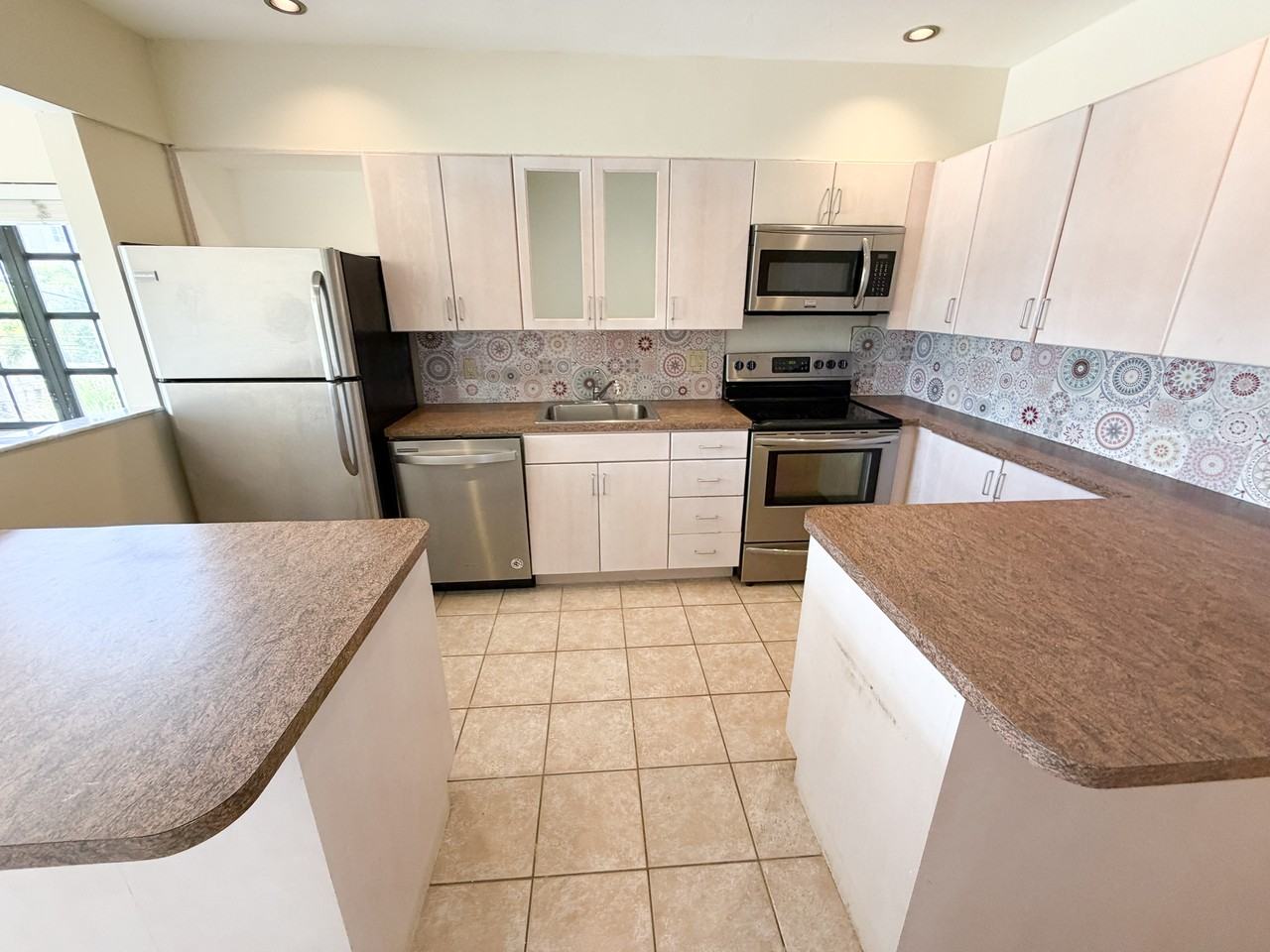 917 Northeast 16th Avenue #16 - Photo 6 of 23