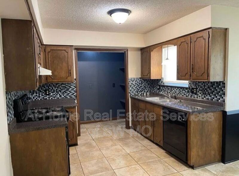 2546 S Mccann Ave - Photo 3 of 10