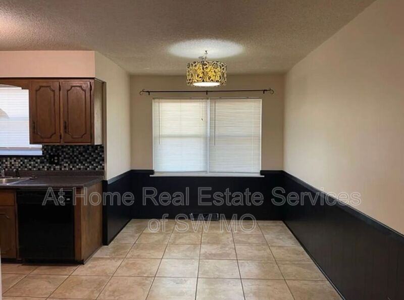 2546 S Mccann Ave - Photo 4 of 10