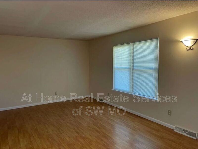 2546 S Mccann Ave - Photo 5 of 10