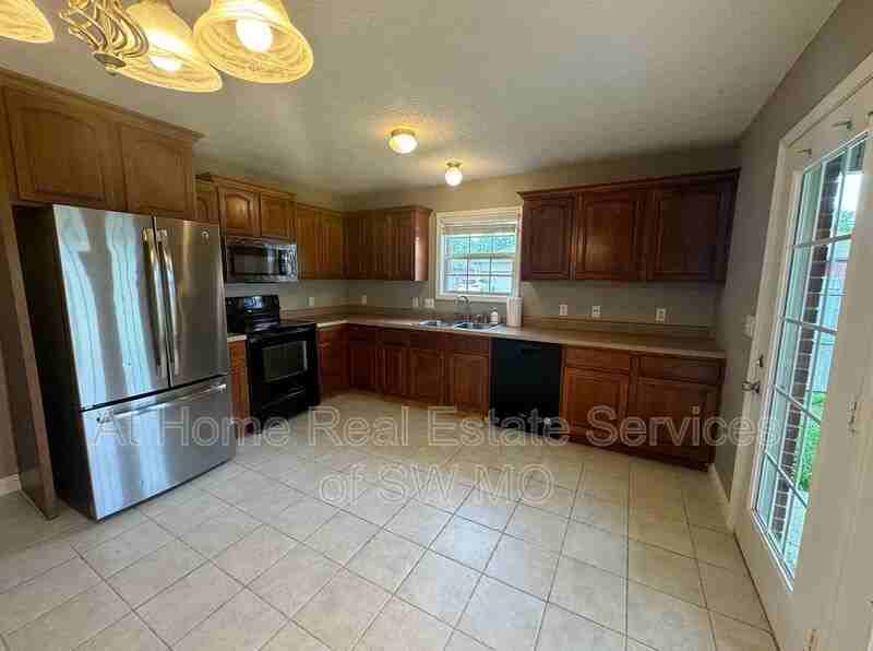 1132 S Ventura Ave - Photo 3 of 7