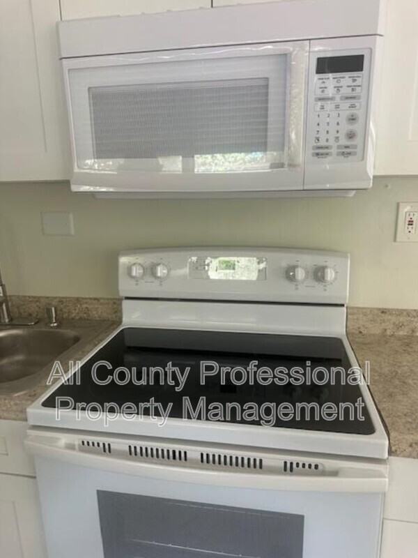 3081 Virginia St - Photo 4 of 11