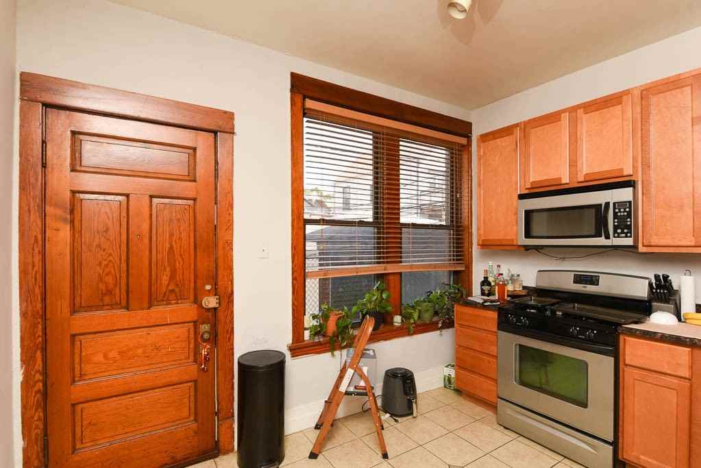 1358 W Barry Ave #1W - Photo 5 of 21