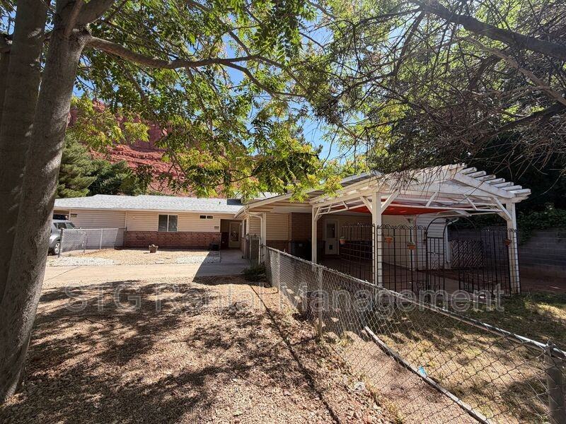 696 Nw #A - Photo 2 of 25