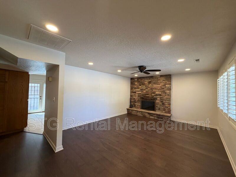 696 Nw #A - Photo 3 of 25