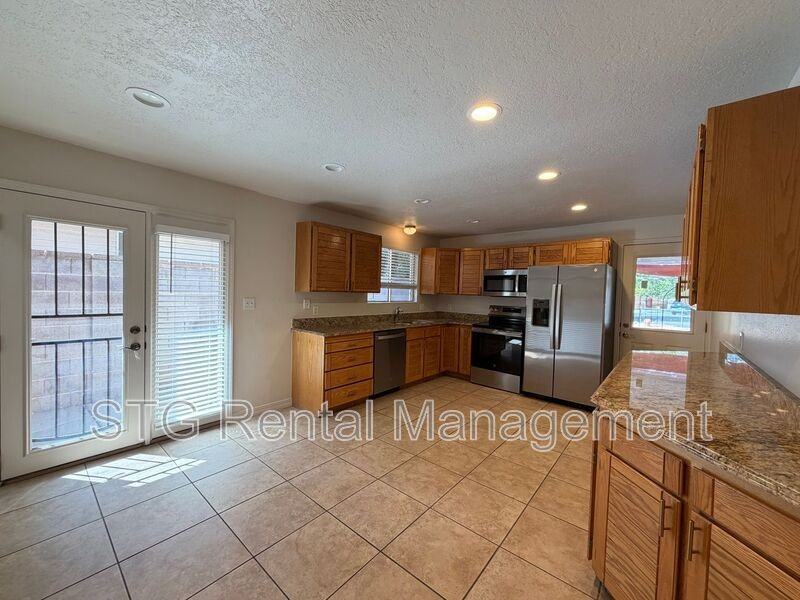 696 Nw #A - Photo 7 of 25