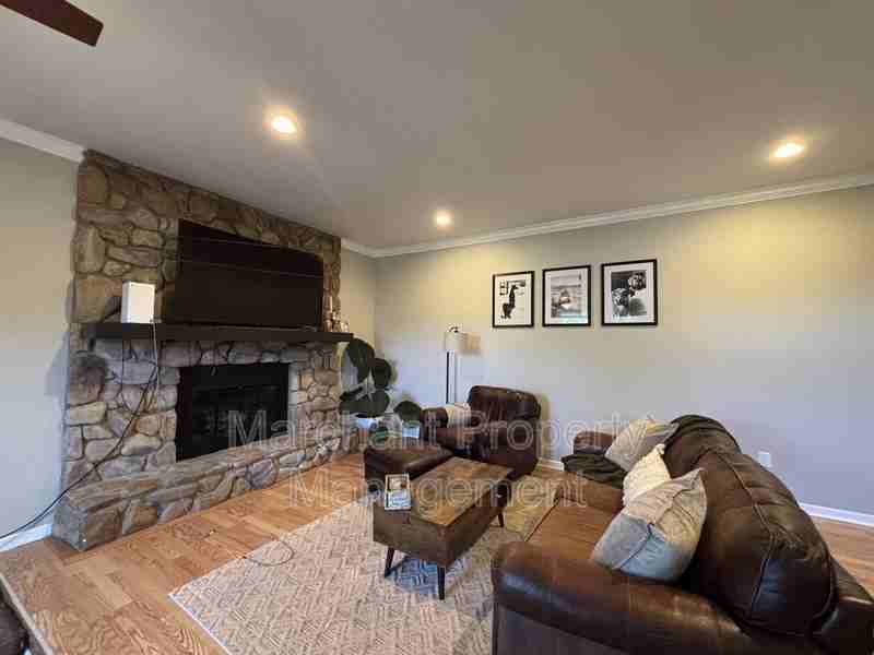 208 Frances Cannon Dr - Photo 3 of 8
