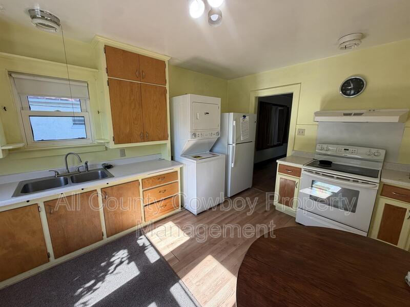 557 N 8th St - Photo 3 of 9
