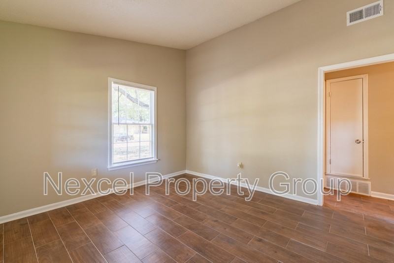 8106 Elmbrook Dr - Photo 4 of 10