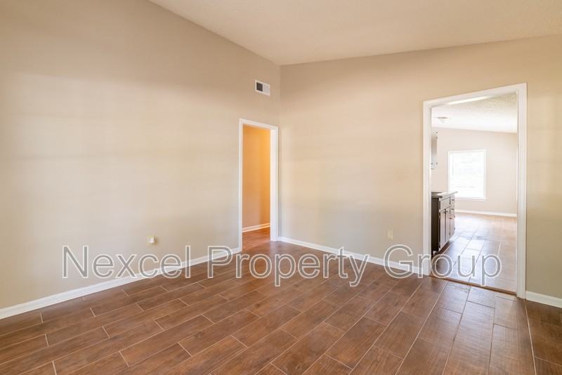 8106 Elmbrook Dr - Photo 5 of 10