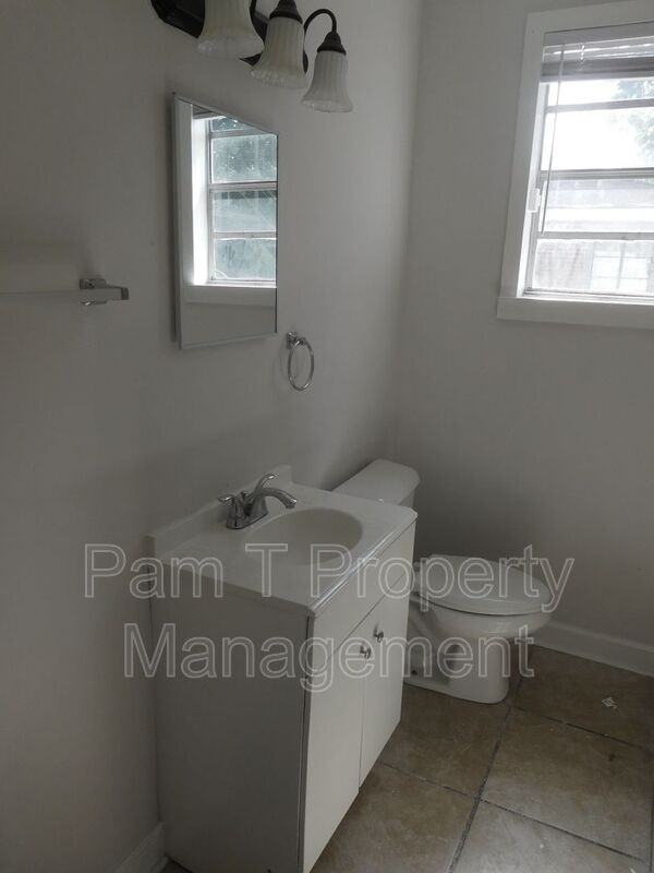 633 W 35th St - Photo 4 of 17
