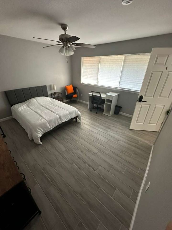 1516 Milmo Drive - Photo 4 of 6