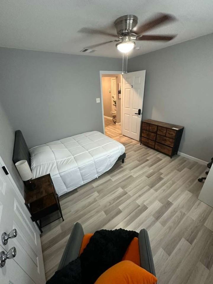 1516 Milmo Drive - Photo 5 of 6