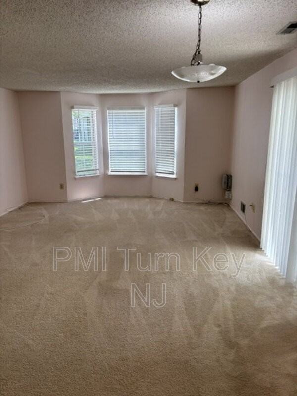 133 Tulip Ln - Photo 2 of 18