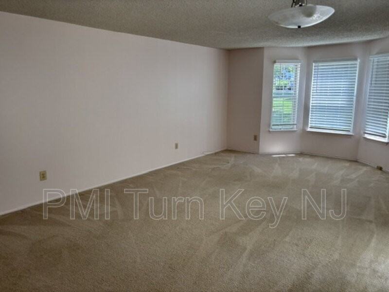 133 Tulip Ln - Photo 3 of 18